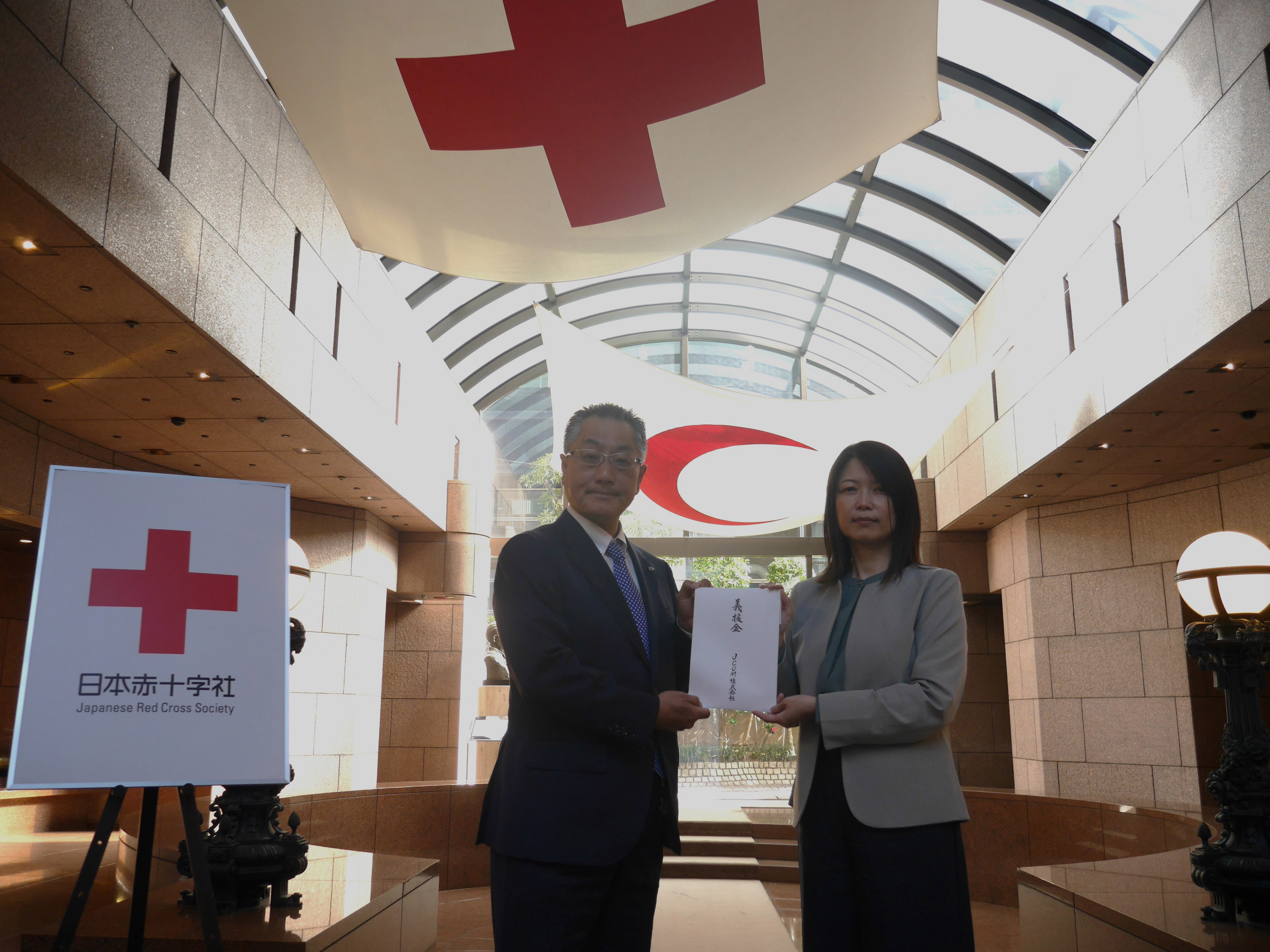 From left: Tatsuya Aizawa, Director of Partnership Promotion, Japanese Red Cross Society, Atsuko Suzuki, Director of J:COM Sustainability Management Promotion Office