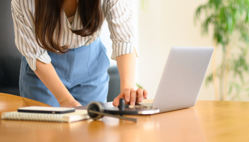 ネットをはじめる女性