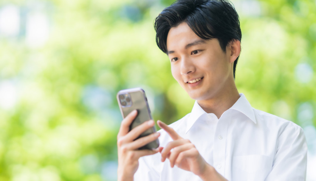 スマホを操作する男性