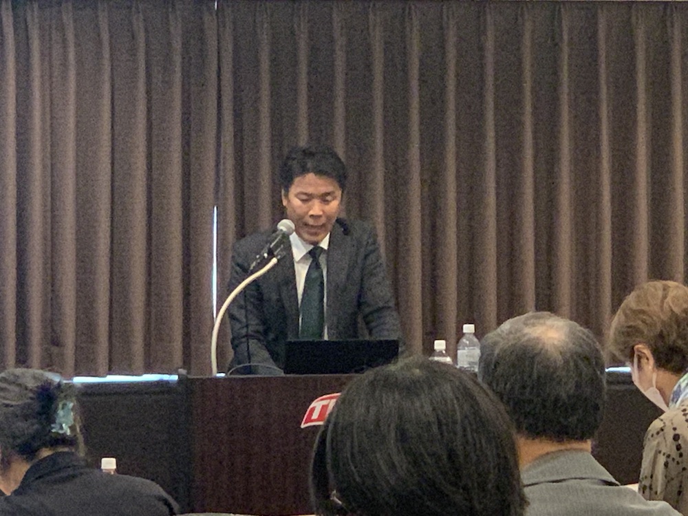 参加者の前で家族信託について語るセミナー講師