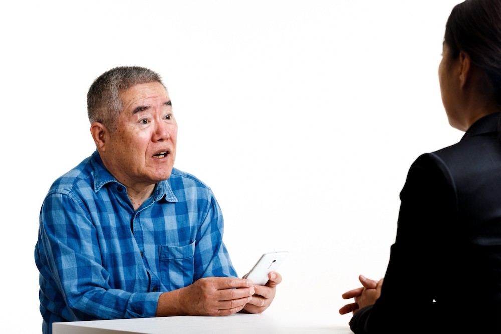 相談窓口で相続について話す相談者と担当者