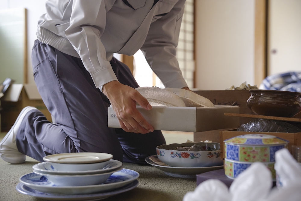 遺品整理をする男性